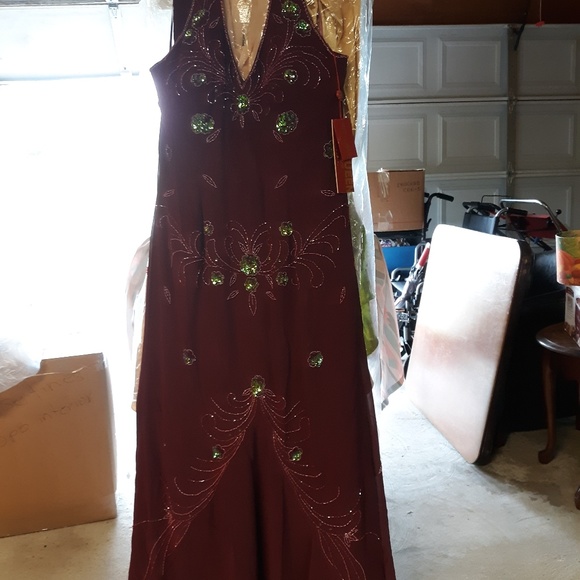 Dresses - Picture 6 of 8